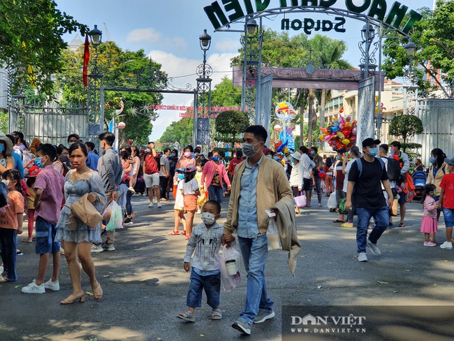 Thảo Cầm Viên Sài Gòn tiếp tục đông nghẹt, vật vã “rồng rắn” mua vé - Ảnh 10.