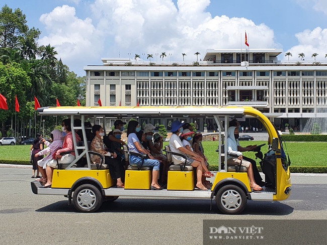 TP.HCM: Xếp hàng dài cả buổi sáng, chờ tham quan Dinh Độc Lập - Ảnh 7.