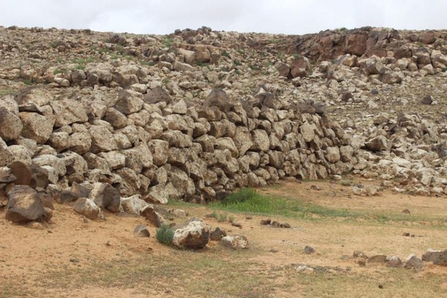 Bí ẩn 'rợn người' về pháo đài 'ma' tồn tại trên sa mạc cách đây 6000 năm - Ảnh 4.