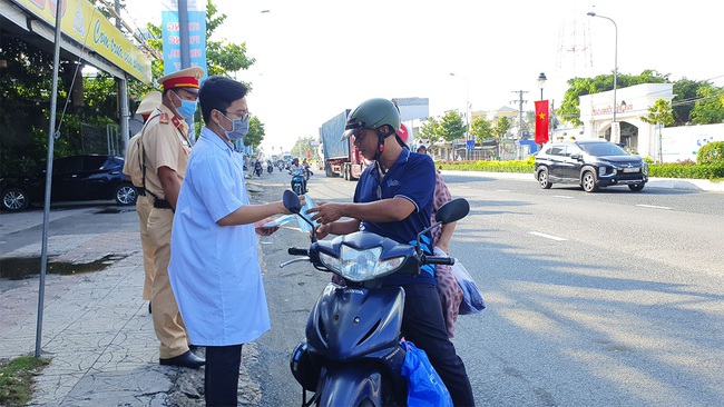 Cần Thơ: Phạt nghiêm người không đeo khẩu trang nơi công cộng, công bố trên truyền thông - Ảnh 1.