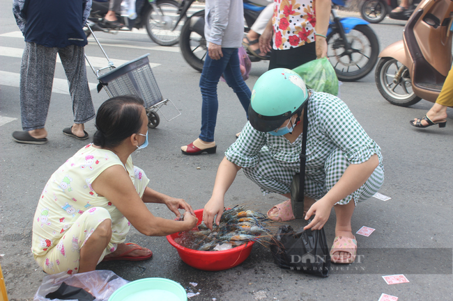 ẢNH: Sáng 1/10, TP.HCM cuộc sống đang rộn ràng trở lại như bình thường - Ảnh 4.