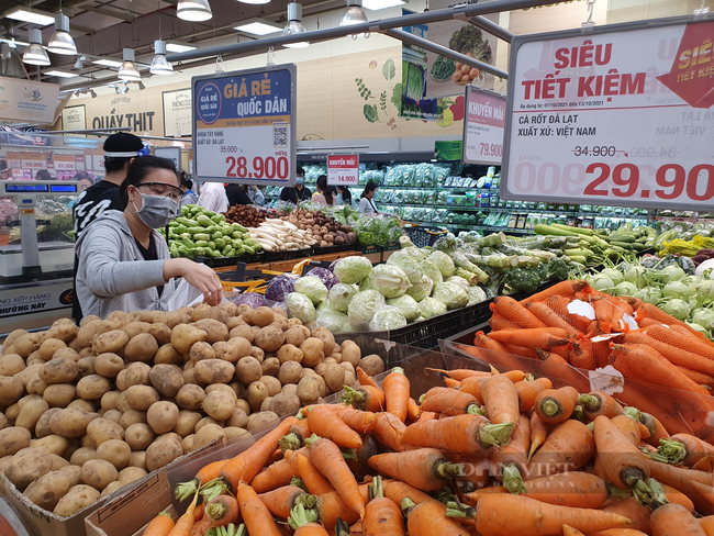 Người Sài Gòn xếp hàng đi siêu thị trở lại, nhiều khách phải ra về vì thiếu thẻ xanh - Ảnh 3.