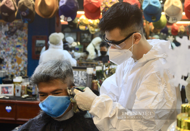 ẢNH: Người Sài Gòn xếp hàng cắt tóc, thợ mặc đồ bảo hộ, đổ mồ hôi hột ngày đầu mở lại - Ảnh 5.