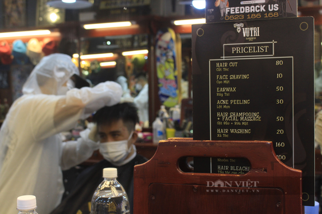 ẢNH: Người Sài Gòn xếp hàng cắt tóc, thợ mặc đồ bảo hộ, đổ mồ hôi hột ngày đầu mở lại - Ảnh 9.