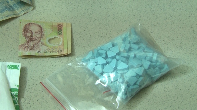 TT-Huế: Công an ập vào ký túc xá bắt kẻ tàng trữ hàng trăm viên ma túy - Ảnh 2.