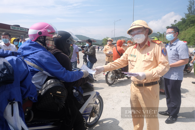 Đà Nẵng: Mua xe máy tặng người dân khó khăn về quê - Ảnh 1.
