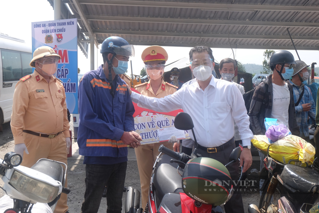 Đà Nẵng: Mua xe máy tặng người dân khó khăn về quê - Ảnh 2.