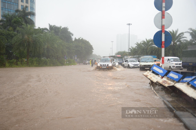 Nhiều tuyến đường Hà Nội ùn ứ kéo dài, người dân chôn chân trong mưa rét ngày đầu tuần - Ảnh 12.