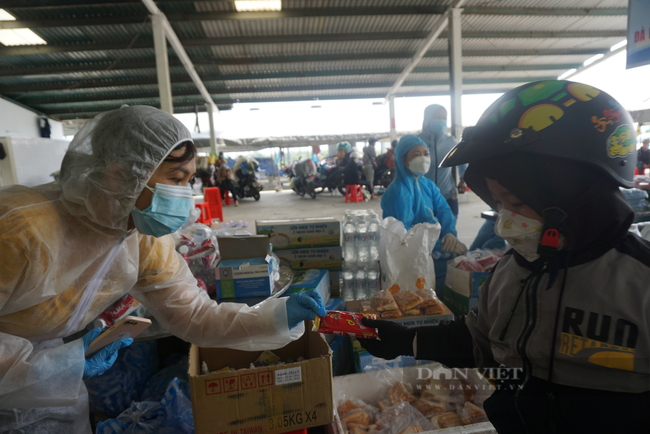 Đà Nẵng: Điều đặc biệt tại phiên chợ hỗ trợ người dân về quê  - Ảnh 11.