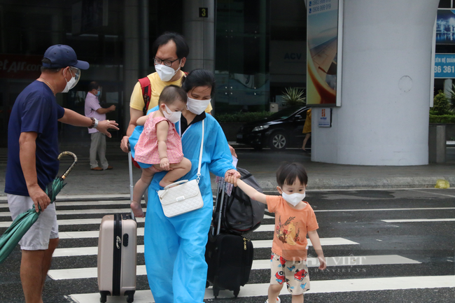 Đà Nẵng: Người già, trẻ em vui mừng hồi hương bằng máy bay - Ảnh 12.