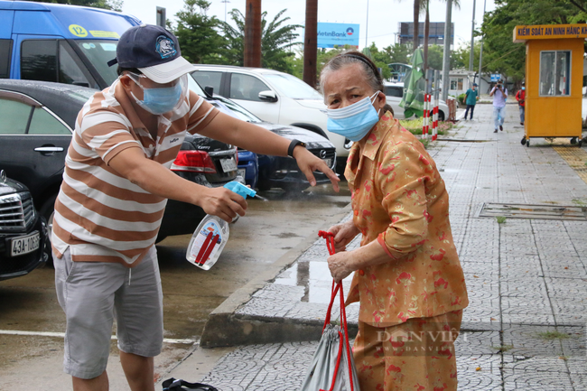 Đà Nẵng: Người già, trẻ em vui mừng hồi hương bằng máy bay - Ảnh 16.