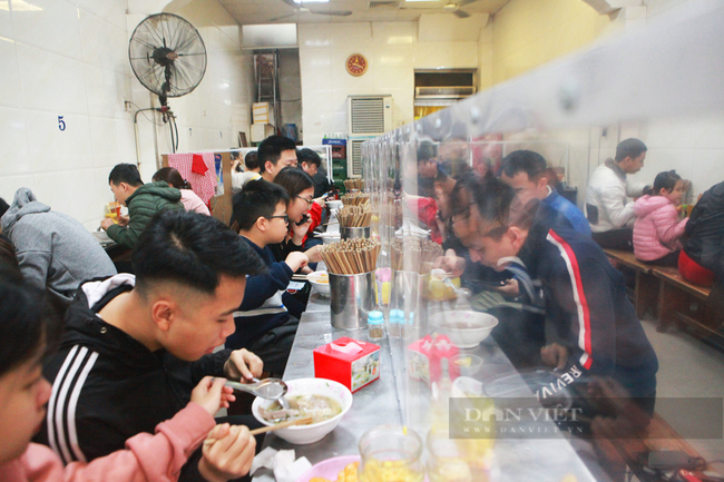 Hà Nội cho phép nhà hàng, quán ăn phục vụ tại chỗ, xe buýt, taxi hoạt động từ 6 giờ ngày 14/10 - Ảnh 1.