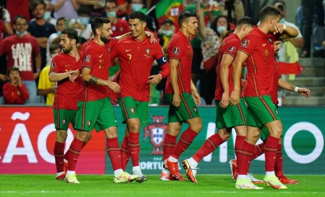 Lập hat-trick giúp Bồ Đào Nha đại thắng, Ronaldo xô đổ hàng loạt kỷ lục - Ảnh 1.