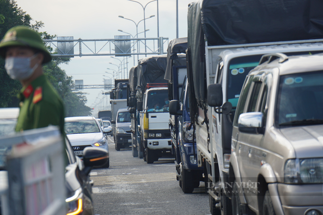 Đà Nẵng: Hàng trăm phương tiện nối đuôi nhau chờ qua chốt tại cửa ngõ ra vào thành phố - Ảnh 11.