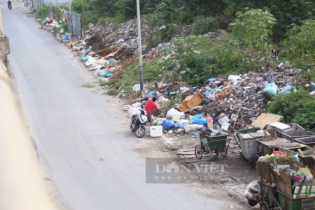 Hà Nội: Sau phản ánh của Dân Việt, bãi rác &quot;khủng&quot; được xử lý dứt điểm  - Ảnh 1.