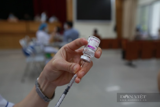 Trẻ em từ 12-17 tuổi muốn tiêm vaccine Covid-19, cha mẹ phải ký giấy đồng ý - Ảnh 1.