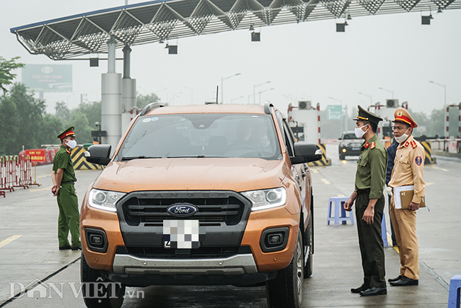 Hà Nội: Tháo gỡ chốt kiểm soát trên cao tốc Hà Nội - Hải Phòng, 21 chốt khác vẫn hoạt động - Ảnh 1.