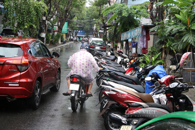 Ảnh: Người dân mang áo mưa uống cà phê, ăn sáng trong ngày đầu Đà Nẵng mở cửa trở lại - Ảnh 10.