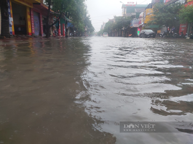 Clip - ảnh: Mưa trắng trời, nhiều tuyến phố Hà Tĩnh &quot;biến&quot; thành sông - Ảnh 6.