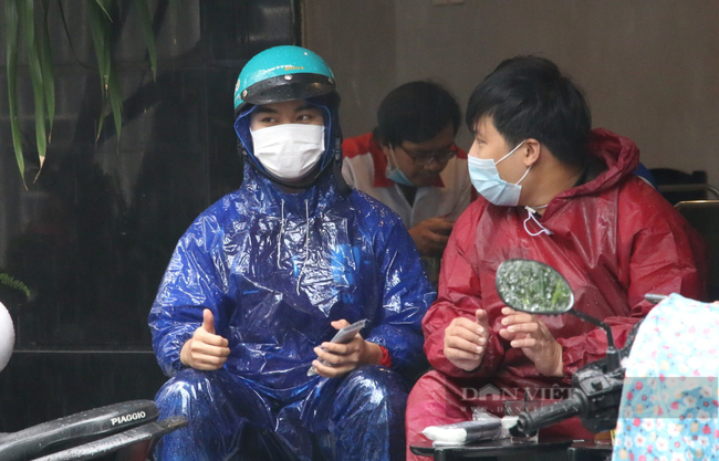 Ảnh ấn tượng tuần: Người Đà Nẵng mặc áo mưa uống cà phê và hình ảnh quán phở bán 1.000 bát trong ngày - Ảnh 6.