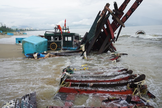 Đà Nẵng: Mưa kèm gió lớn, 2 tàu cá bị sóng đánh tan tành - Ảnh 1.