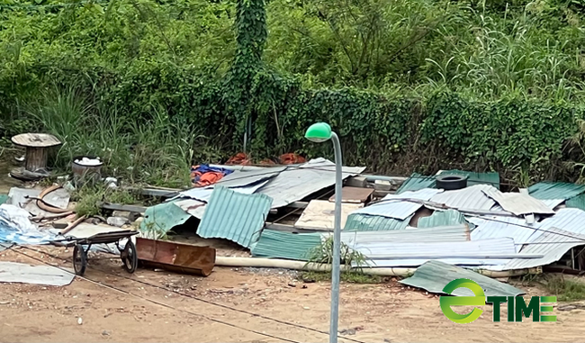 Quảng Ngãi: Dự án siêu thị ở khu đất vàng qua 3 năm thành nơi đậu xe, chứa tôn rách  - Ảnh 4.