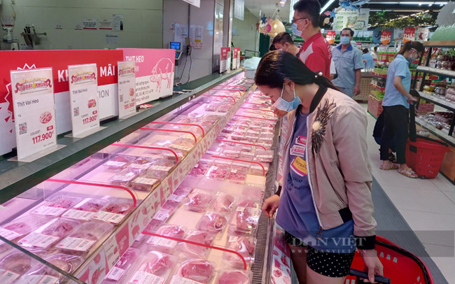 Người dân lựa mua thịt heo ở siêu thị Lotte Mart Vũng Tàu. Ảnh chụp trước dịch Covid-91 bùng phát. Ảnh: Trần Khánh