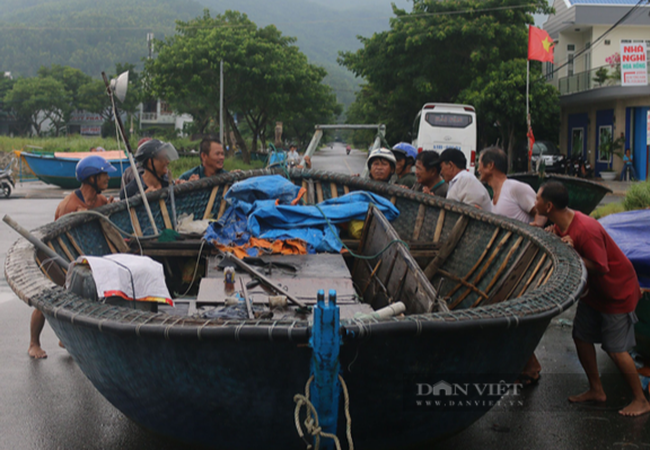 Ứng phó với gió mùa Đông Bắc, lũ lụt, Đà Nẵng cấm tàu thuyền ra khơi, sẵn sàng sơ tán dân - Ảnh 1.