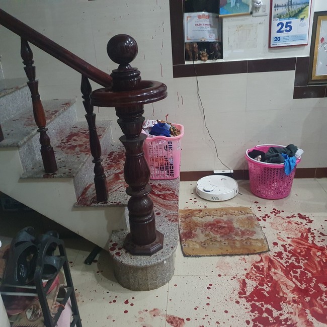 Trà Vinh: Kẻ cướp lẻn vào nhà khống chế 2 vợ chồng nạn nhân đưa vào nhà vệ sinh, hiện trường có nhiều vết máu - Ảnh 1.