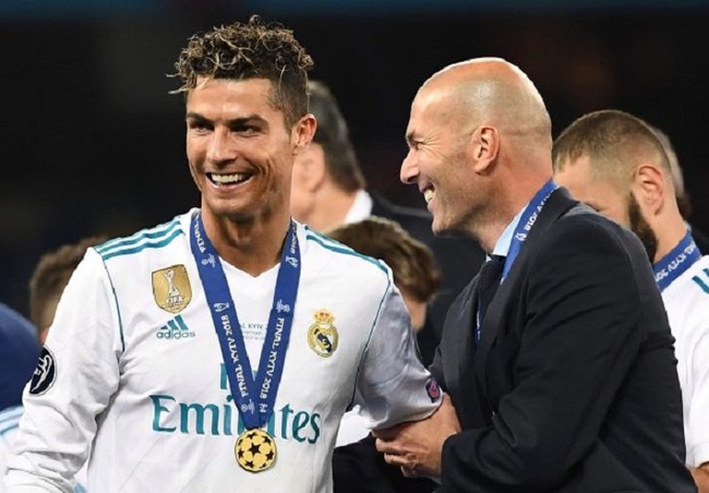 HLV Solskjaer bị sa thải, Zidane hoặc... Ronaldo dẫn dắt M.U? - Ảnh 1.