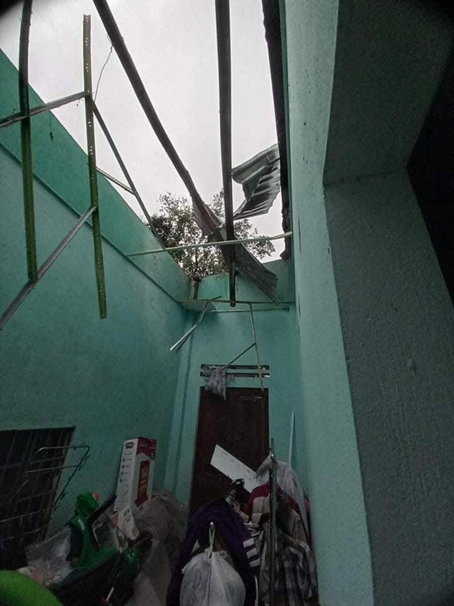 Đà Nẵng: Lốc xoáy làm nhiều nhà dân bị tốc mái  - Ảnh 2.