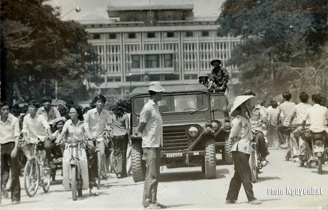 Chùm ảnh Sài Gòn sau khi Dương Văn Minh đọc tuyên bố đầu hàng - Ảnh 2.