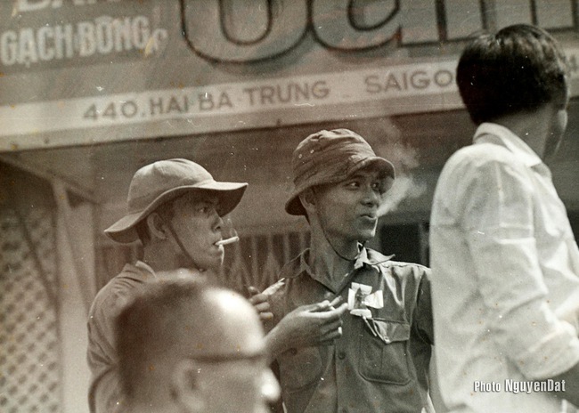 Chùm ảnh Sài Gòn sau khi Dương Văn Minh đọc tuyên bố đầu hàng - Ảnh 4.