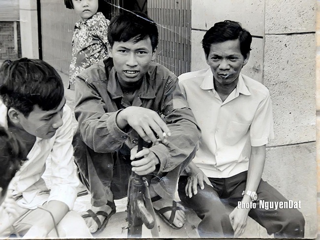 Chùm ảnh Sài Gòn sau khi Dương Văn Minh đọc tuyên bố đầu hàng - Ảnh 5.