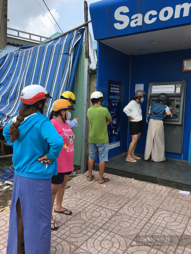 TP.HCM: Xót xa những câu chuyện nghe được ở… ATM rút tiền - Ảnh 3.