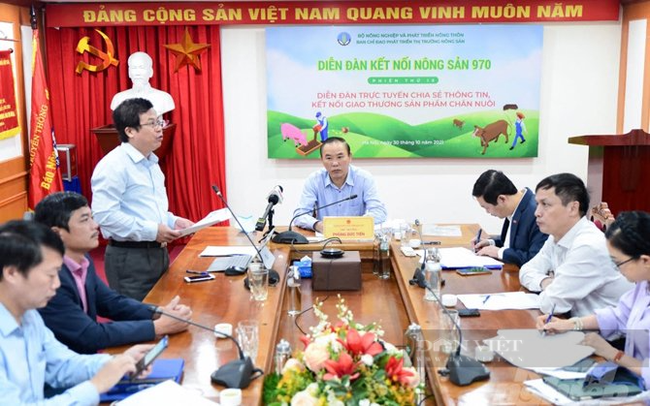Thứ trưởng Bộ NNPTNT Phùng Đức Tiến (giữa) chủ trì Diễn đàn trực tuyến kết nối giao thương về sản phẩm chăn nuôi tổ chức sáng 30/10. Ảnh: Nông Nghiệp.