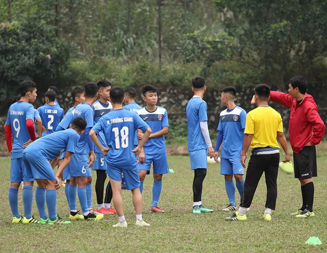 Cầu thủ trẻ Than Quảng Ninh đi đá phủi, tập futsal...để duy trì cuộc sống - Ảnh 1.