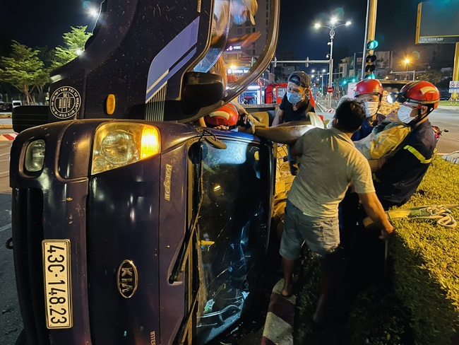Đà Nẵng: Giải cứu tài xế mắc kẹt trong cabin xe tải bị lật giữa đêm khuya - Ảnh 1.