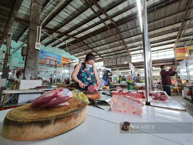 Chưa kịp mừng vì được bán trở lại, tiểu thương Đà Nẵng  lo sốt vó vì không có khách mua - Ảnh 4.