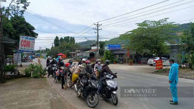 Lâm Đồng: Hàng trăm người đi xe máy từ vùng dịch về địa phương được đưa đi cách ly - Ảnh 3.