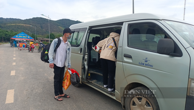 Lâm Đồng: Hàng trăm người đi xe máy từ vùng dịch về địa phương được đưa đi cách ly - Ảnh 4.