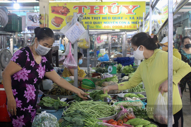 ẢNH: Chợ mở lại, người dân TP.HCM tự tay mua rau, thịt cá sau 3-4 tháng giãn cách - Ảnh 1.
