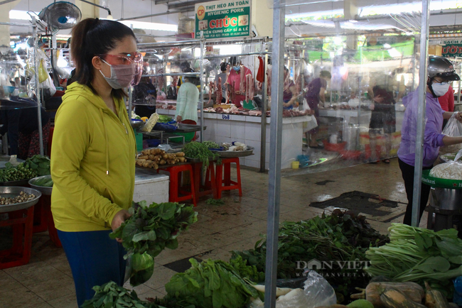 ẢNH: Chợ mở lại, người dân TP.HCM tự tay mua rau, thịt cá sau 3-4 tháng giãn cách - Ảnh 3.