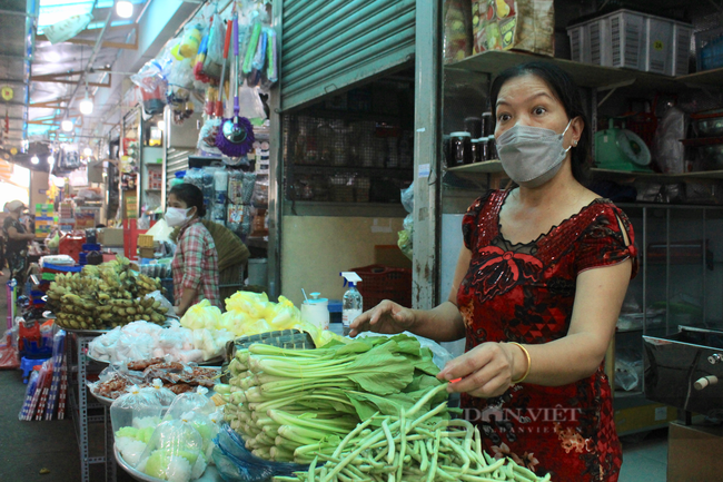 ẢNH: Chợ mở lại, người dân TP.HCM tự tay mua rau, thịt cá sau 3-4 tháng giãn cách - Ảnh 4.