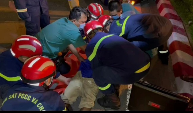 Đà Nẵng: Giải cứu tài xế mắc kẹt trong cabin xe tải bị lật giữa đêm khuya - Ảnh 2.