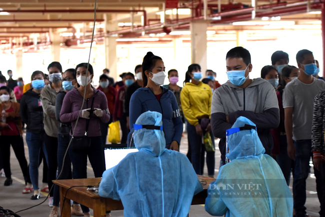 Công nhân vùng xanh phấn khởi trong ngày đầu đi làm lại sau 3 tháng nghỉ ngơi - Ảnh 1.