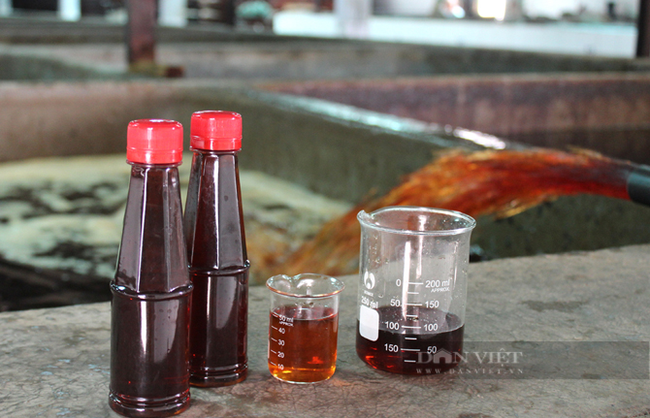 Nước mắm của công ty Thuận Hưng được lấy mẫu thử để đưa vào phòng kiểm nghiệm trước khi đóng gói lưu hành. Ảnh: Nguyên Vỹ