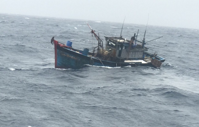 1 tàu chìm trong sóng biển cao hơn 3m, Đà Nẵng cấm biển - Ảnh 1.