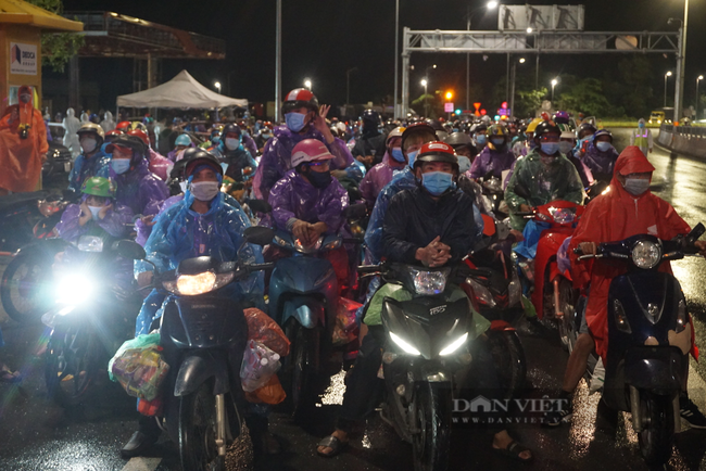 Đà Nẵng: Xuyên đêm hỗ trợ đoàn người hồi hương chạy xe máy qua hầm Hải Vân  - Ảnh 1.