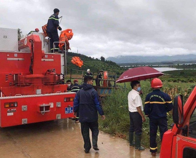 Kon Tum: Chèo thuyền ra giữa hồ câu cá, hai thanh niên mất tích - Ảnh 1.